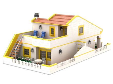 Casas en la playa MOC Lego - Vista exterior 3 Casa de dos plantas con detalles amarillos, balcón y escaleras externas.