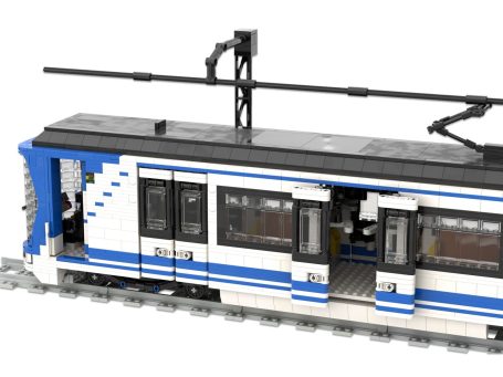 Tren CAF Serie 2000B Metro de Madrid MOC Lego - Detalle del interior Tren CAF Serie 2000B Metro de Madrid con diseño azul y blanco, con vías de tren en la parte inferior.
