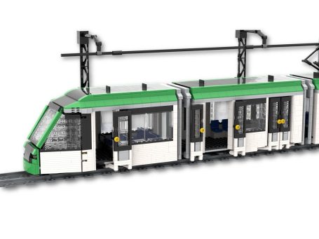 Tranvía Alstom Citadis S302 MLO Madrid MOC Lego - Puertas abiertas Tren de juguete de bloques con puertas y ventanas, en colores rojo y azul.