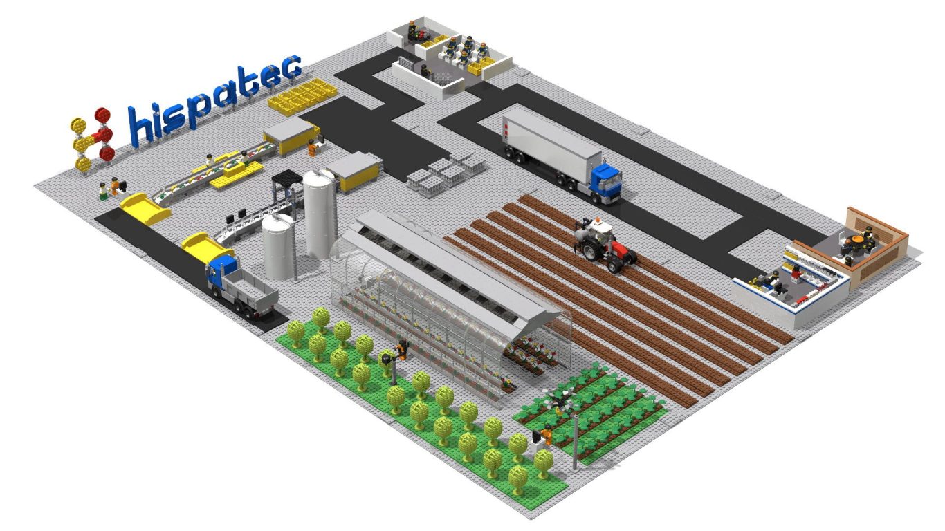 Maqueta Hispatec - Sistemas de gestión en agricultura Plano isométrico de una fábrica con maquinaria, cultivos y vehículos en el diseño.
