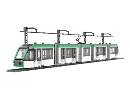 Tranvía Alstom Citadis S302 MLO Madrid MOC Lego - Parte delantera Tren de juguete con dos vagones, uno rojo y otro azul, en una estación.