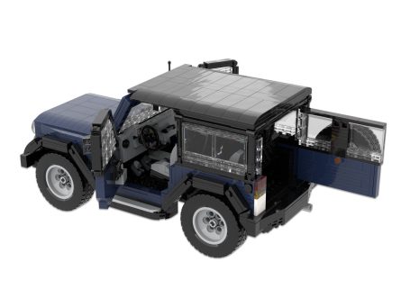 Jeep Wrangler MOC Lego - Puertas abiertas Vehículo todoterreno azul con capota negra y puertas abiertas.