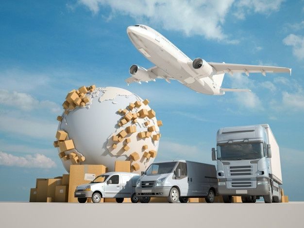 Avión volando sobre un globo terráqueo con vehículos de transporte y cajas.