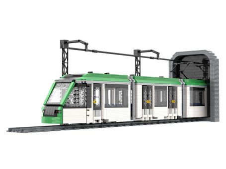 Tranvía TRAM Trambesós Barcelona MOC Lego - Parte delantera Tranvía de juguete blanco y verde saliendo de un túnel con catenaria y vía.