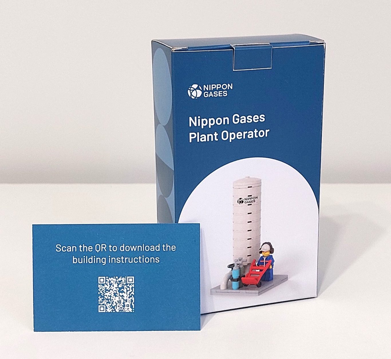 Set para regalos de empresa Caja del operador de planta de Nippon Gases con instrucciones y código QR.
